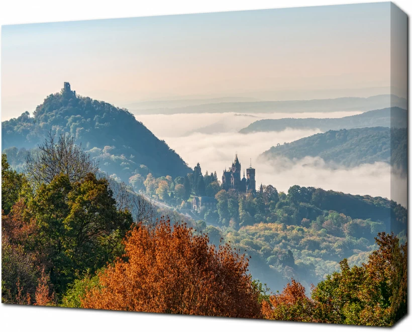 Удивительный осенний пейзаж с замком Драхенбург