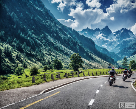 Мотоциклисты на горной дороге