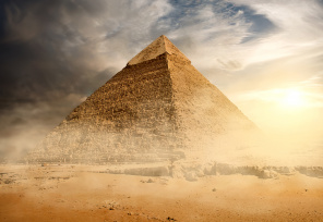 Пирамида в песках