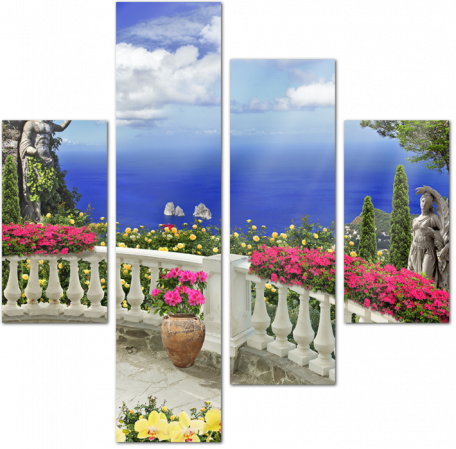 Старый балкон с цветами и статуями с видом на море
