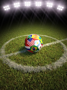 Разноцветный мяч на футбольном поле