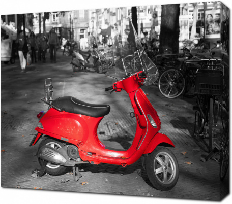 Красный скутер в городе