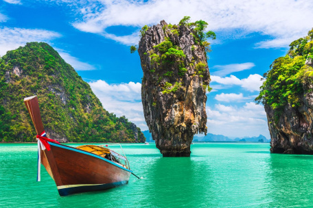 Лодка у острова Джеймса Бонда в Таиланде