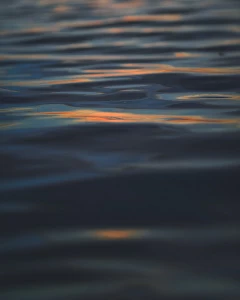 Закат на поверхности воды