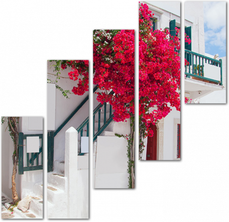 Цветы вокруг дома с балконом. Миконос