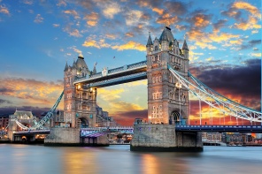 Тауэрский мост на закате над рекой Темза, Лондон, Великобритания