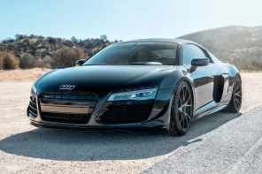 Audi R8 на склоне горы