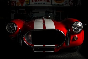 Красный автомобиль Cobra