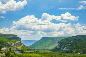 Зеленые склоны гор в Крыму
