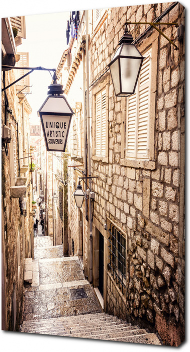 Узкая улочка с крутой лестницей в Дубровнике. Хорватия