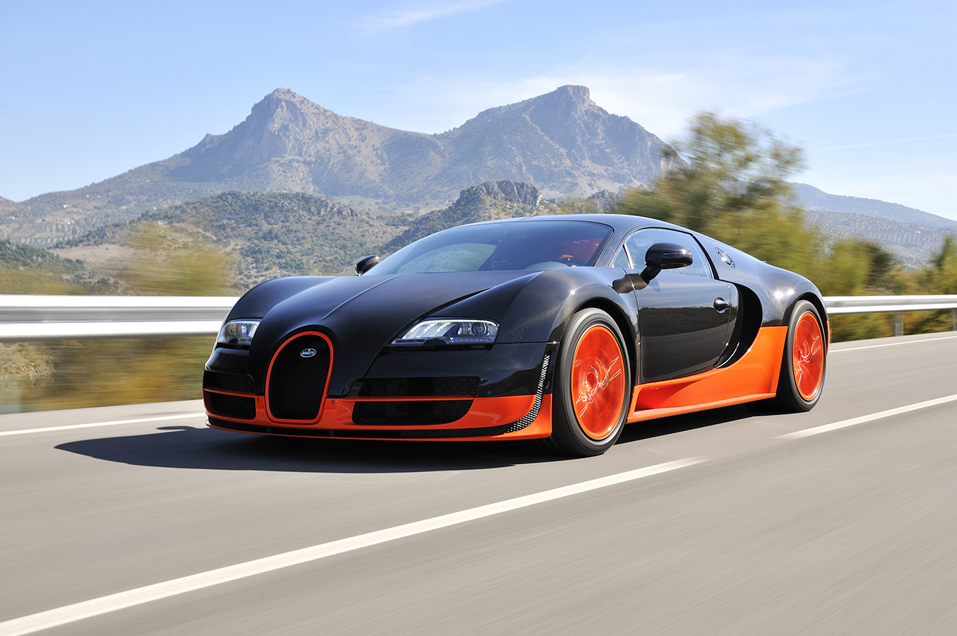 Картина на холсте Bugatti Veyron Super Sport едет по дороге: - Арт. 220021  | Купить в интернет-магазине - Уютная стена