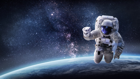 Космонавт на фоне Земли