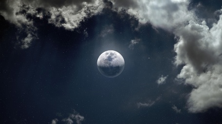 Далекая Луна в облаках