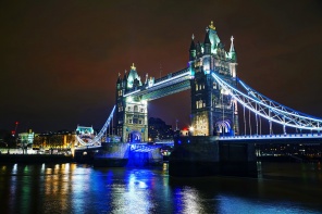 Великобритания, Англия, Тауэрский мост через реку Темза ночью