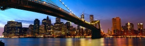 Панорама Манхэттена с Бруклинским мостом на закате.