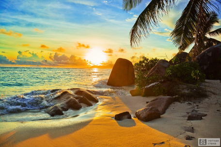 Тропический пляж на закате