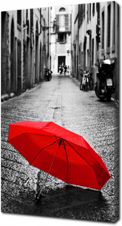 Красный зонт на улочке старого города