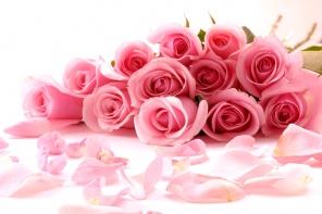 Букет розовых роз с лепестками