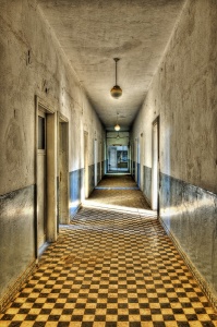 Длинный коридор в заброшенном помещении