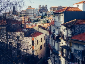 Вид на старые улочки Порту. Португалия
