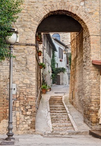 Старый узкий переулок с аркой в древнем городе