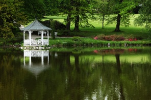 Озеро в парке с беседкой
