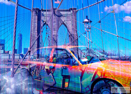 Разноцветный автомобиль на фоне моста и голубого неба