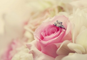 Обручальное кольцо на бутоне розы