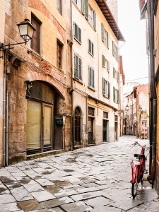 Красивые старые фасады в Тоскане. Италия