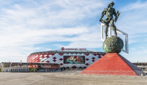 Мемориал гладиатора на фоне домашнего стадиона клуба "Спартак"