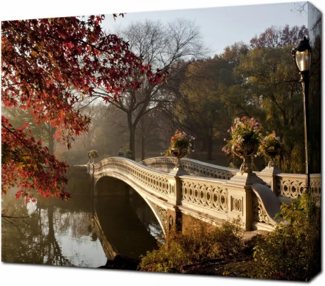 Мостик в осеннем туманном парке