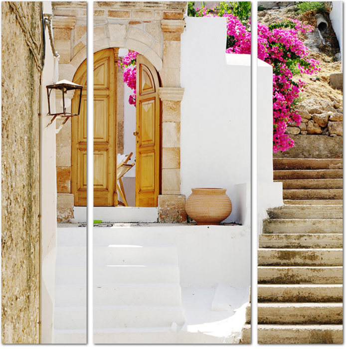 Дворик с лестницей в Греции