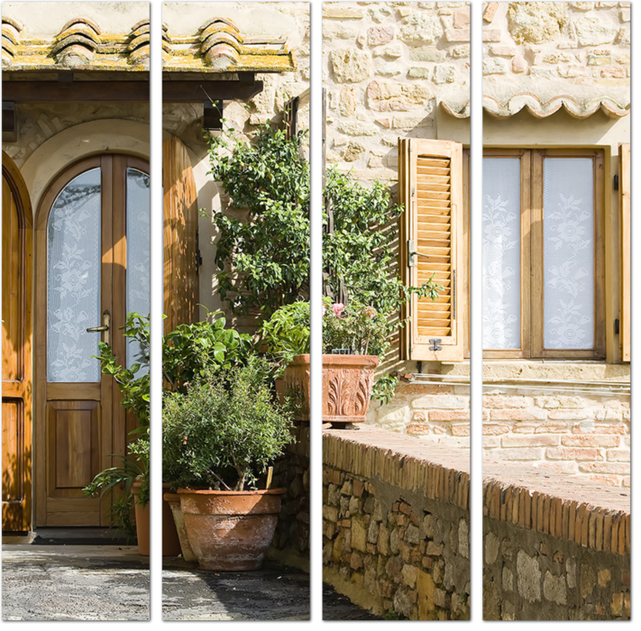 Дверь и окно в здании Таскании