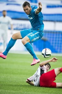 Футбольная борьба за мяч