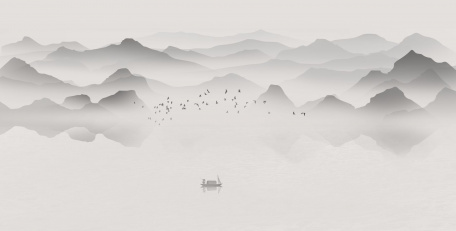 Силуэты гор над озером в тумане