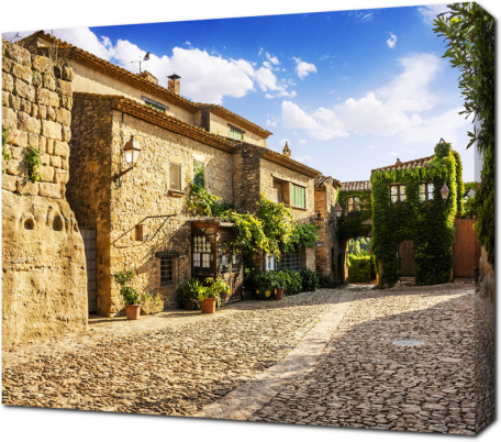 Улочка средневековой деревни Ператальяда. Каталония. Испания