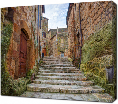 Улочка с лестницей в Старом городе Питильяно, Тоскана в Италии