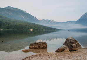 Спокойное озеро окруженное горами