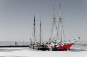Два парусных судна, запертых во льду