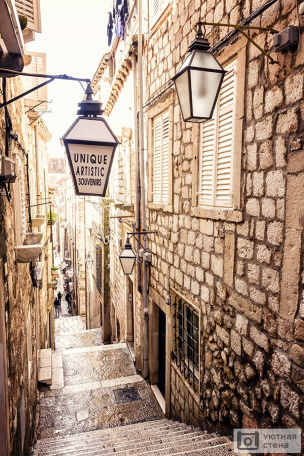 Узкая улочка с крутой лестницей в Дубровнике. Хорватия