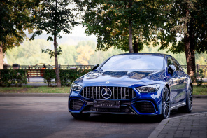 Синий Mercedes-AMG на фоне аллеи