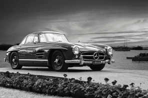 Ретро Mercedes-Benz 300SL Gullwing на фоне моря и кораблей