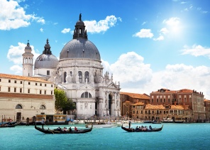 Гондолы на фоне собора. Венеция. Италия