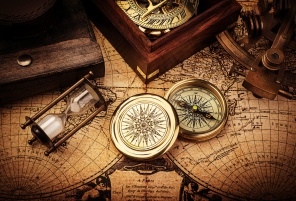 Старый компас и астролябия на карте