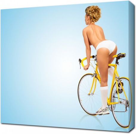 Голая девушка на велосипеде