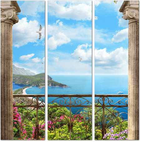 Украшенная цветами терраса с аркой с видом на море