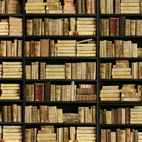 Полки с ценнейшими старинными книгами