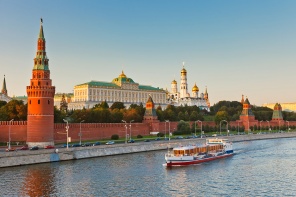 Теплоход на фоне Московского Кремля. Россия