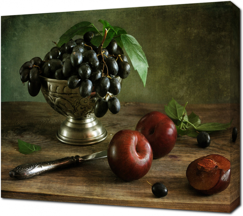 Натюрморт со сливами и виноградом