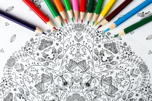 Цветные карандаши у черно-белого рисунка